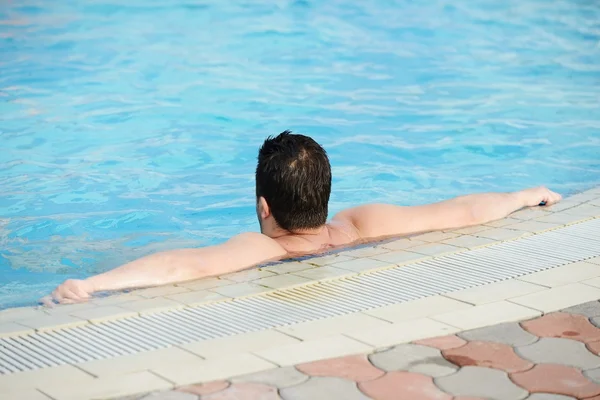 Hombre disfrutando y relajándose en la piscina de verano — Foto de Stock