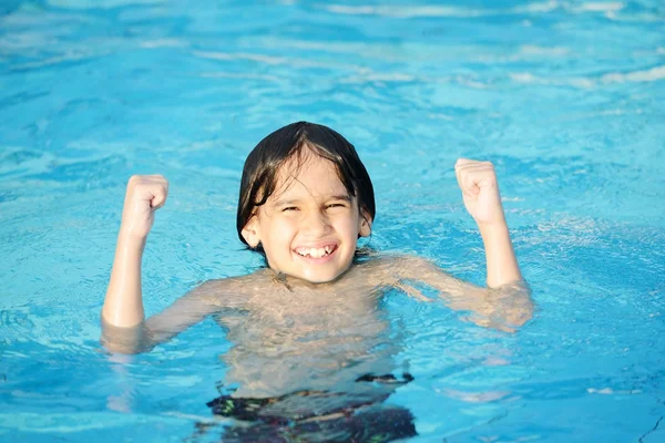 Pequeño niño feliz en la piscina — Foto de Stock