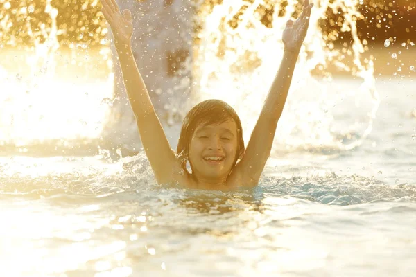 水のしぶきを一緒に幸せな子供 — ストック写真