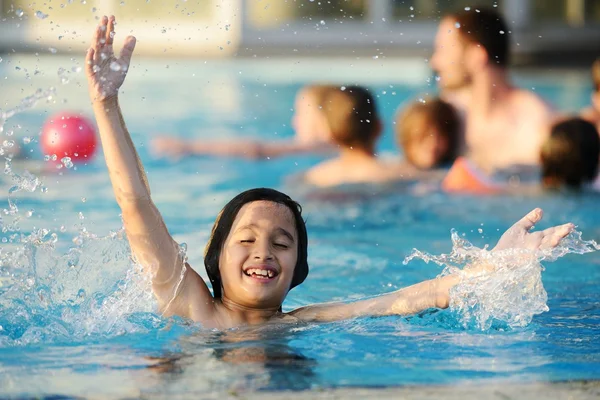 Kind spetterend op zomerzwembad — Stockfoto