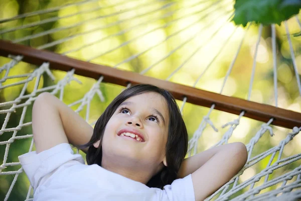 Bambino sveglio che si trova in amaca in bella giornata estiva — Foto Stock