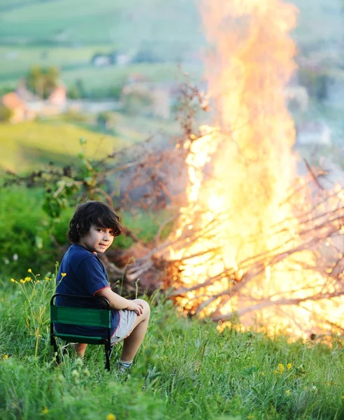 Kid beside the big fire — Stock Photo, Image