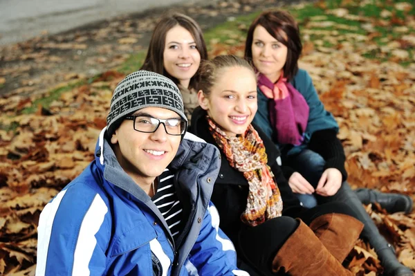 Groupe d'amis dans le parc ensemble — Photo