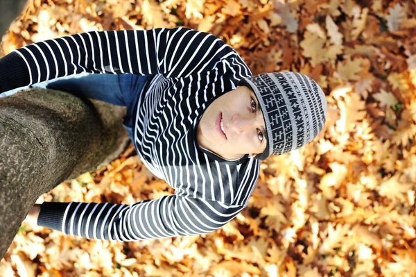 Jongeman in het park — Stockfoto