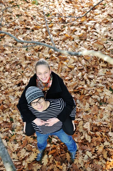 Romantické teenage pár strom v podzimním parku — Stock fotografie
