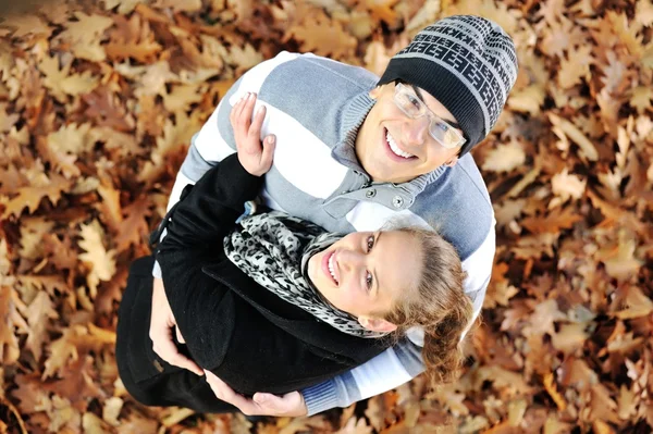 Portret van liefde paar omarmen buiten in de herfst park — Stockfoto