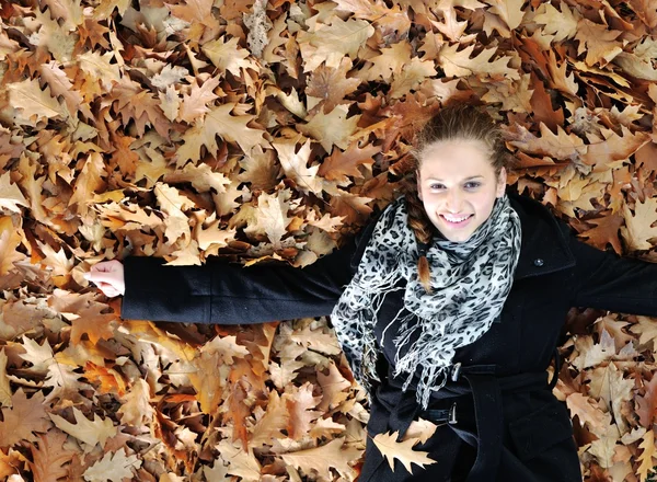 Mladá dívka v krásném podzimním parku — Stock fotografie