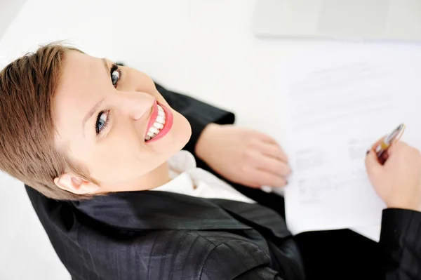 Junge Geschäftsfrau im Büro bei der Vertragsunterzeichnung — Stockfoto