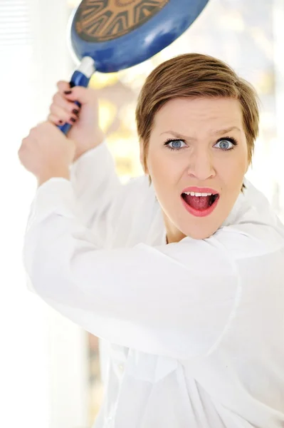 Mad woman with pan in hands — Stock Photo, Image