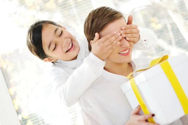 Presente para a mãe — Fotografia de Stock