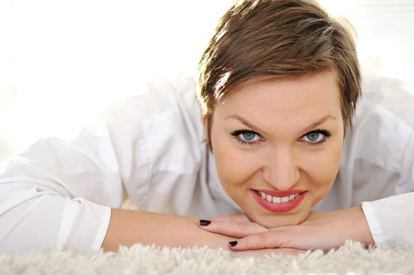 Mujer joven feliz natural — Foto de Stock