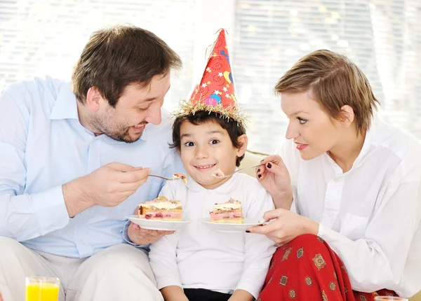 Szczęśliwa rodzina celebratin syn ma urodziny — Zdjęcie stockowe