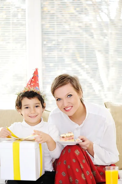 Szczęśliwa rodzina celebratin syn ma urodziny — Zdjęcie stockowe