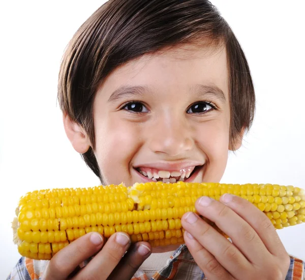 Маленький хлопчик їсть кукурудзу — стокове фото