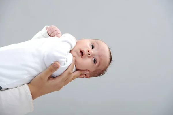 Bebê recém-nascido nos braços da mãe — Fotografia de Stock