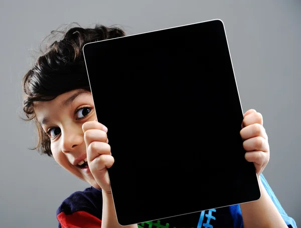 Ładny chłopczyk z komputera typu tablet — Zdjęcie stockowe