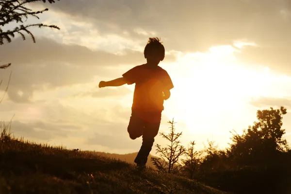 Kid running on meadow — Stock Photo, Image