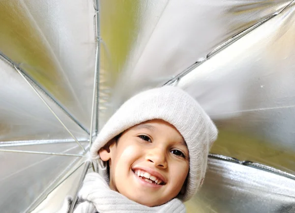 Niño feliz y hojas de otoño en un parque —  Fotos de Stock