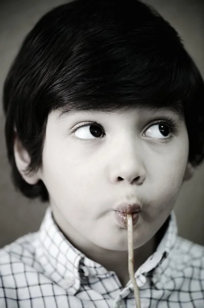 Primo piano ritratto del bambino che mangia spaghetti — Foto Stock