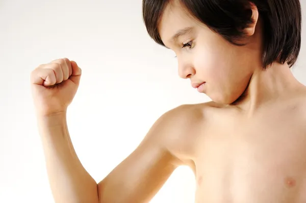 Dítě ukazuje svaly paží — Stock fotografie