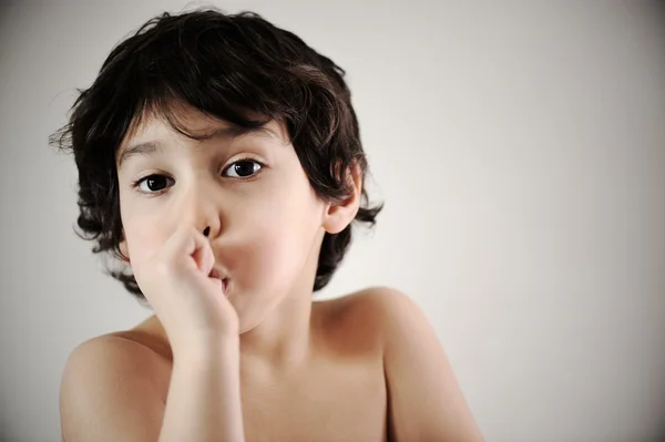 Child showing the muscles of his arms — Stock Photo, Image