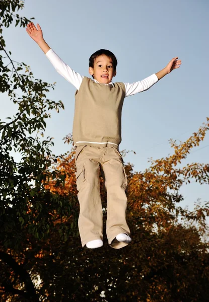 Kind zeer hoog springen Rechtenvrije Stockfoto's