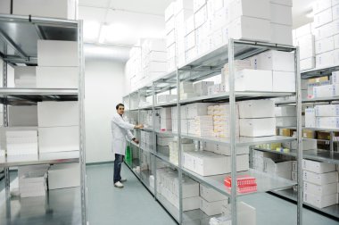 modern ambar neşeli genç işçi