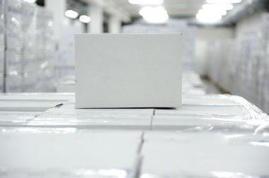 Beyaz kutu Paket deposunda mesaj ya da logo için hazır