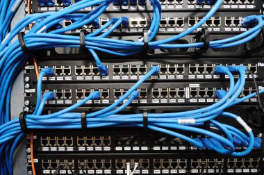 sunucu panel kablolar ve konektörler ile