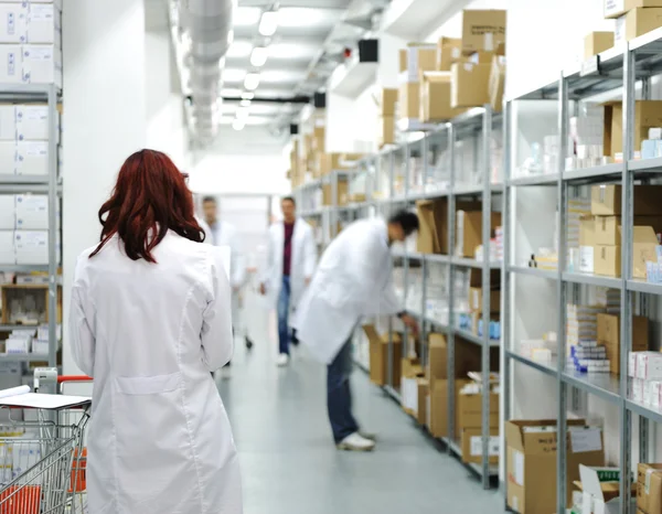 Trabalhadores no local de trabalho, armazenagem de droga — Fotografia de Stock