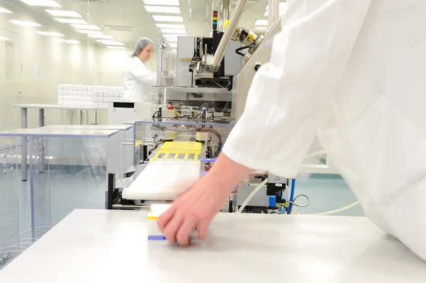 Trabajadores en movimiento en la moderna fábrica de drogas — Foto de Stock