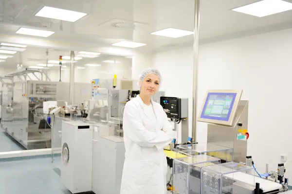 Kvinnan vid automatiserad produktionslinje i modern fabrik — Stockfoto