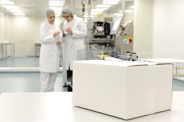 Caja blanca en la línea de producción automatizada en la fábrica moderna: lista para su logotipo — Foto de Stock