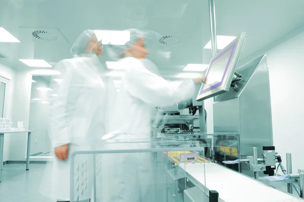 Trabajando en la línea de producción en fábrica moderna — Foto de Stock