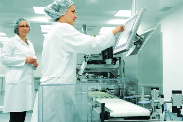 Trabajando en la línea de producción en fábrica moderna — Foto de Stock