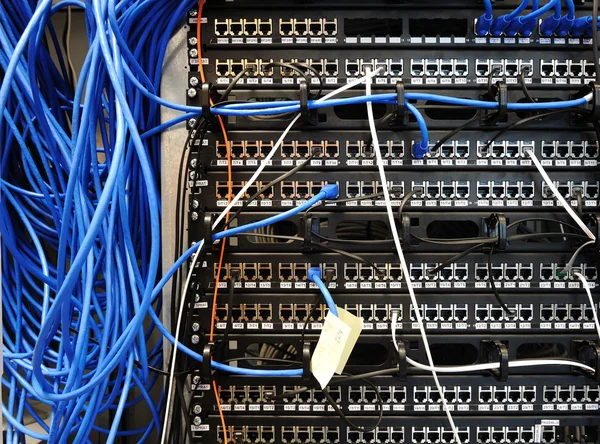 Fios de conectores de roteador de internet, Servidor de rede — Fotografia de Stock