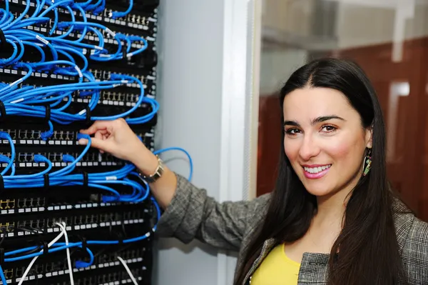 Vrouwelijke beheerder op de serverruimte — Stockfoto