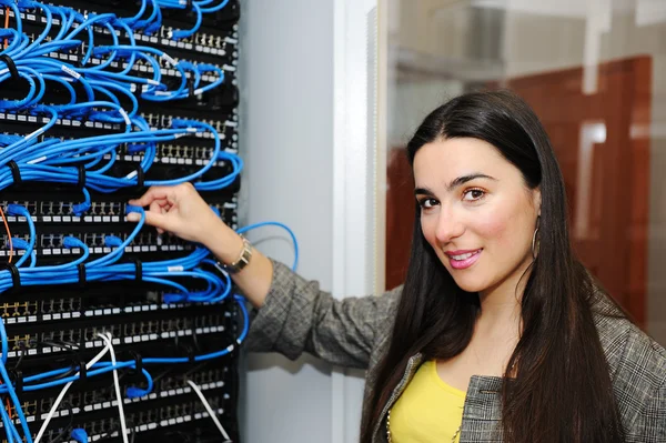 Vrouwelijke beheerder op de serverruimte — Stockfoto
