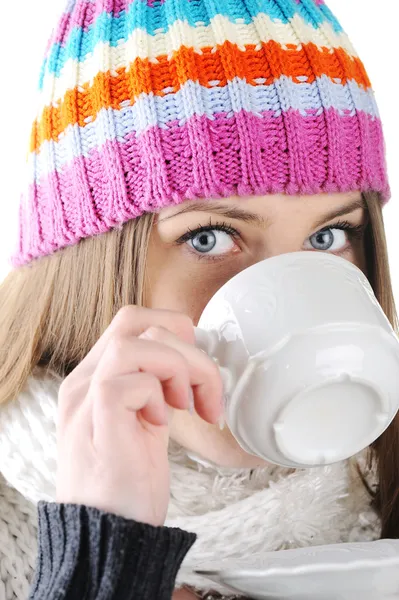 Felice inverno bella ragazza bere tè caldo — Foto Stock