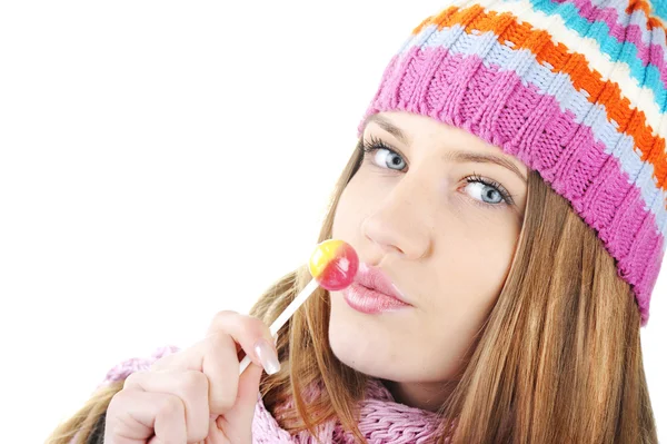 Invierno hermosa chica lamiendo dulces — Foto de Stock