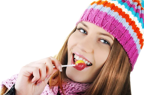 冬季美丽的女孩舔糖果 — 图库照片