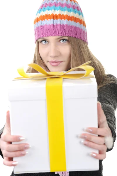 Зимова дівчина з подарунковою коробкою, подарунок — стокове фото