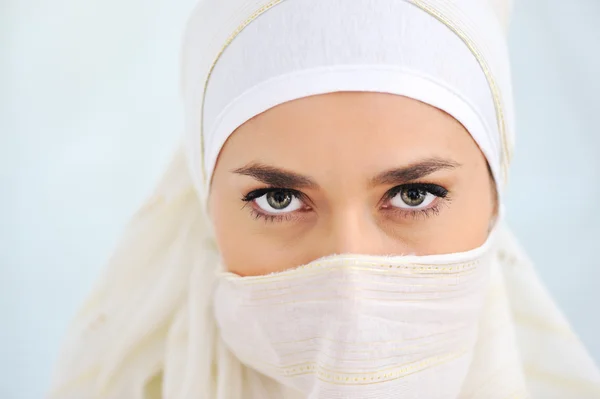 Femme musulmane avec voile regardant la caméra — Photo