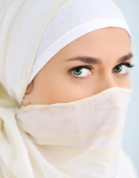 Mulher muçulmana com véu olhando para a câmera — Fotografia de Stock