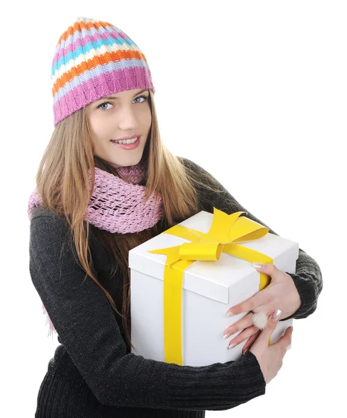 Wintermädchen mit Geschenkbox, Geschenk — Stockfoto