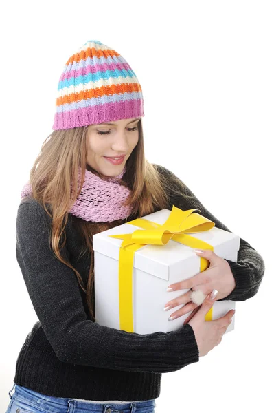 Zimní dívka s krabičce, dárek — Stock fotografie