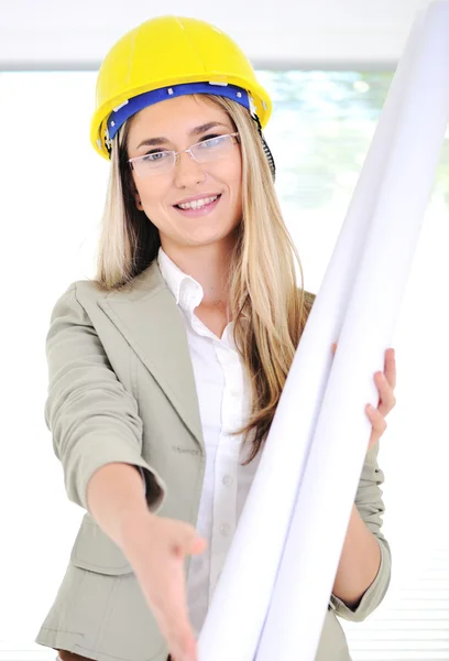 Ingeniera femenina con planos estrechando la mano — Foto de Stock