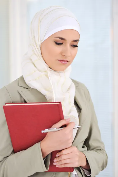 Moslim Kaukasische vrouwelijke student met een notebook en pen — Stockfoto