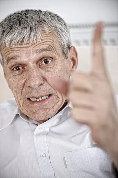 Boos senior man zijn vinger — Stockfoto