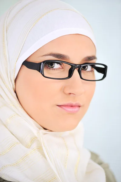 Muslimska affärskvinna i office Stockfoto